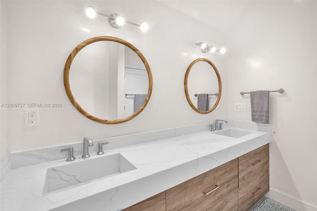 1933 S Oak Haven Cir, Miami, FL 33179