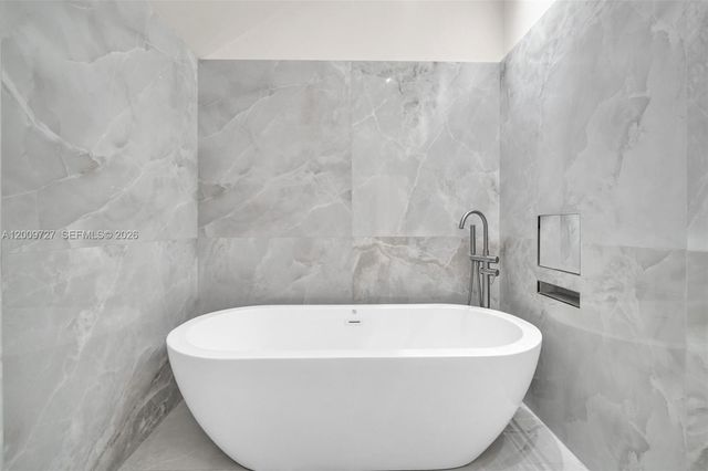 1933 S Oak Haven Cir, Miami, FL 33179