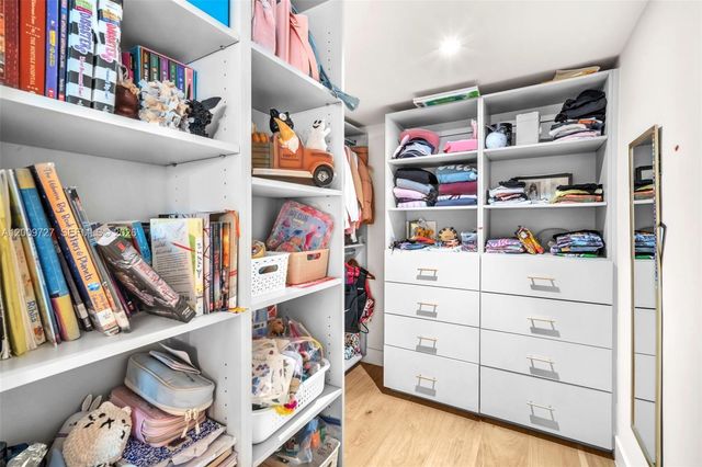 1933 S Oak Haven Cir, Miami, FL 33179