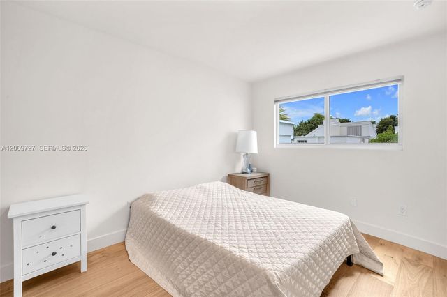 1933 S Oak Haven Cir, Miami, FL 33179