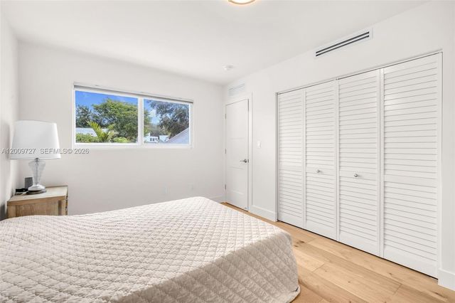 1933 S Oak Haven Cir, Miami, FL 33179