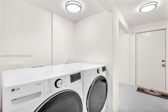 1933 S Oak Haven Cir, Miami, FL 33179