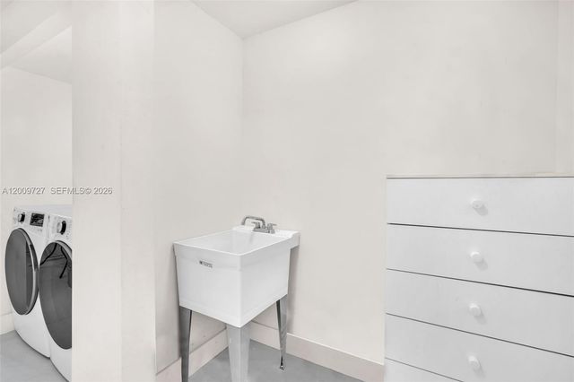 1933 S Oak Haven Cir, Miami, FL 33179