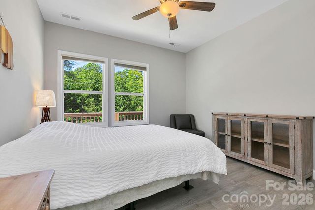 46 Old Chestnut Lane, Hendersonville, NC 28739