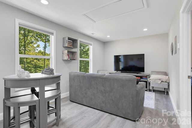 46 Old Chestnut Lane, Hendersonville, NC 28739