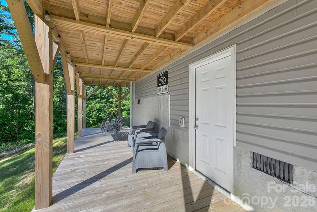 46 Old Chestnut Lane, Hendersonville, NC 28739