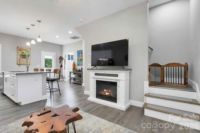 46 Old Chestnut Lane, Hendersonville, NC 28739