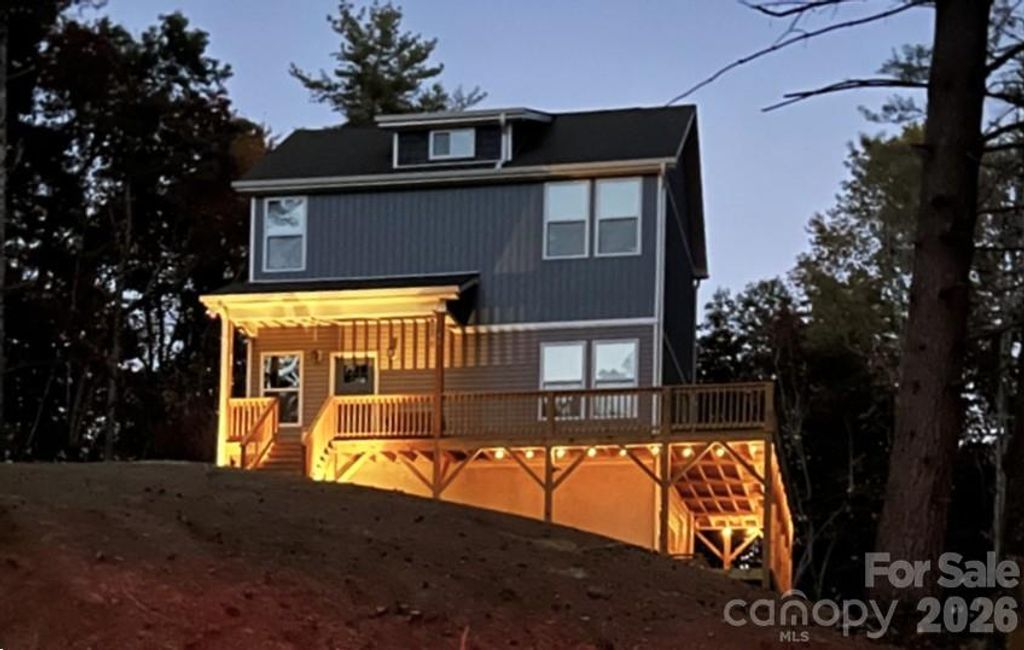 46 Old Chestnut Lane, Hendersonville, NC 28739