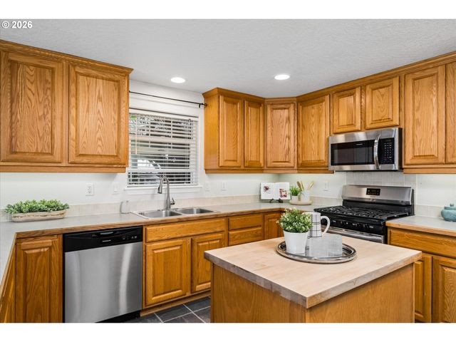 1076 YEW St, Junction City, OR 97448