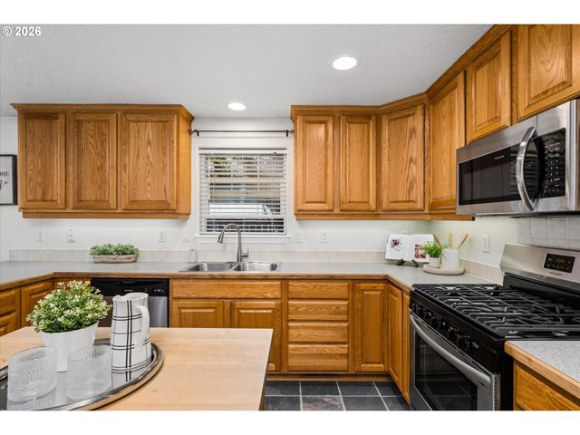 1076 YEW St, Junction City, OR 97448