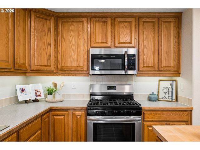 1076 YEW St, Junction City, OR 97448
