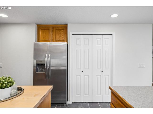 1076 YEW St, Junction City, OR 97448