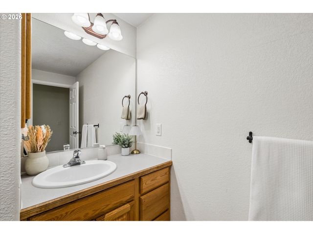 1076 YEW St, Junction City, OR 97448