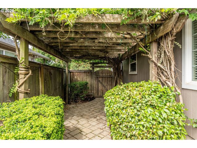 1076 YEW St, Junction City, OR 97448