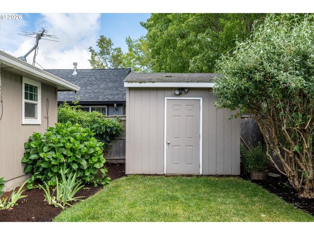 1076 YEW St, Junction City, OR 97448