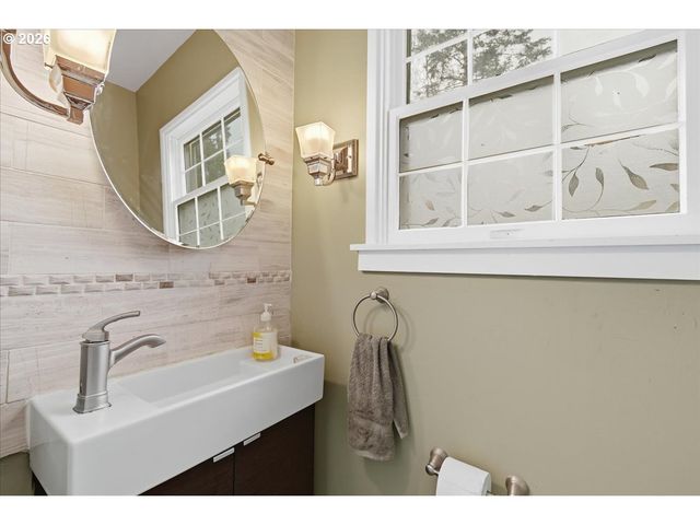 5850 Sw VERMONT St, Portland, OR 97219