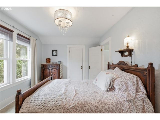 5850 Sw VERMONT St, Portland, OR 97219