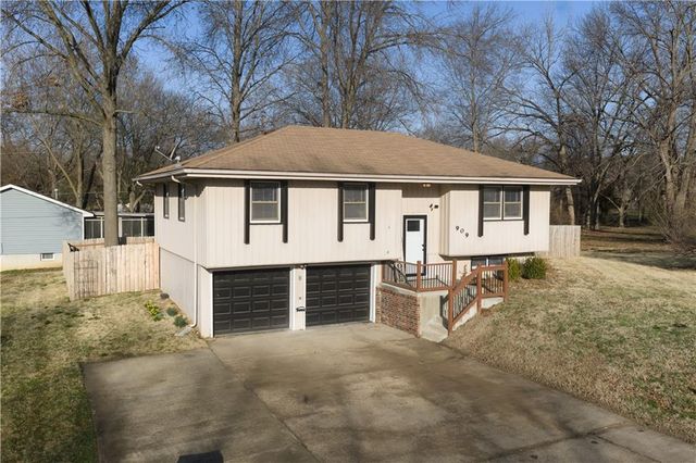 909 N 18th Street, Leavenworth, KS 66048