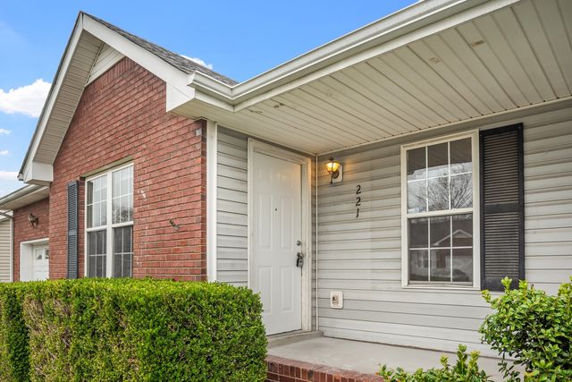 221 Grassmire Dr, Clarksville, TN 37042