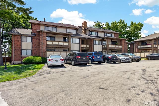 11 Fairways Circle E, St Charles, MO 63303