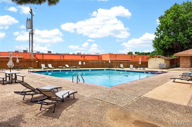 11 Fairways Circle E, St Charles, MO 63303