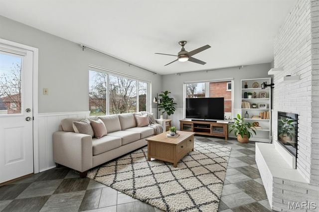 10664 Charrette Drive, St Louis, MO 63123