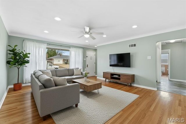 10664 Charrette Drive, St Louis, MO 63123