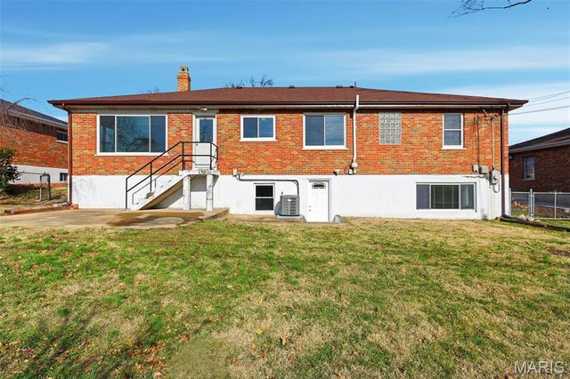 10664 Charrette Drive, St Louis, MO 63123