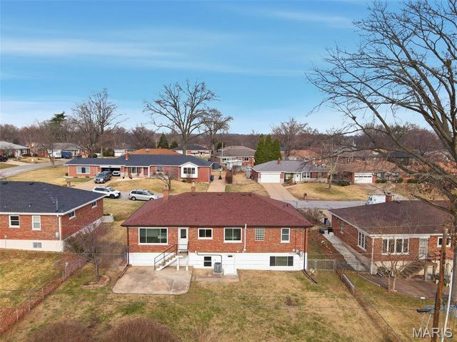 10664 Charrette Drive, St Louis, MO 63123