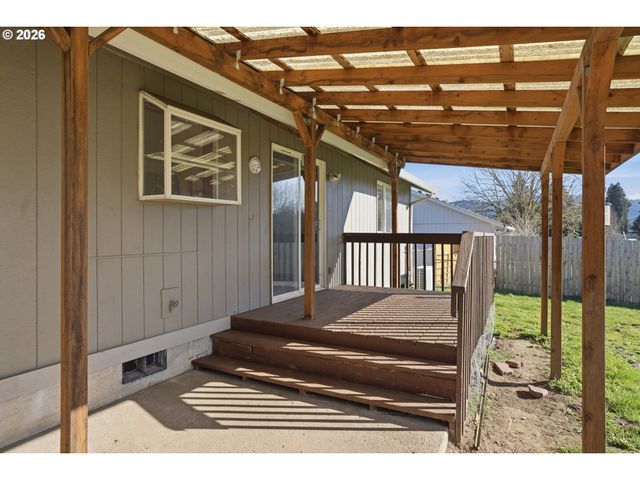 606 N HUBBARD Ave, Yacolt, WA 98675