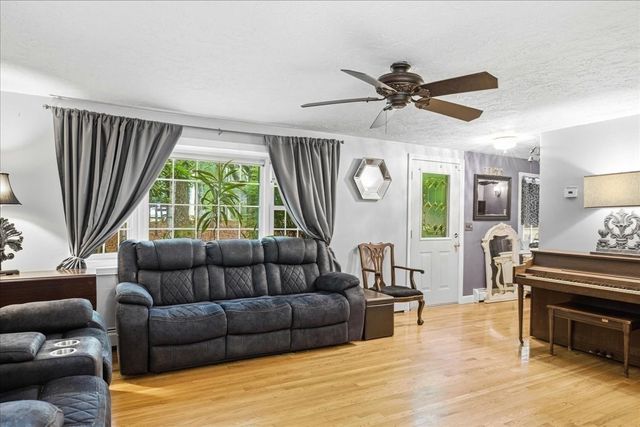 18 Constitution Dr, Plymouth, MA 02360