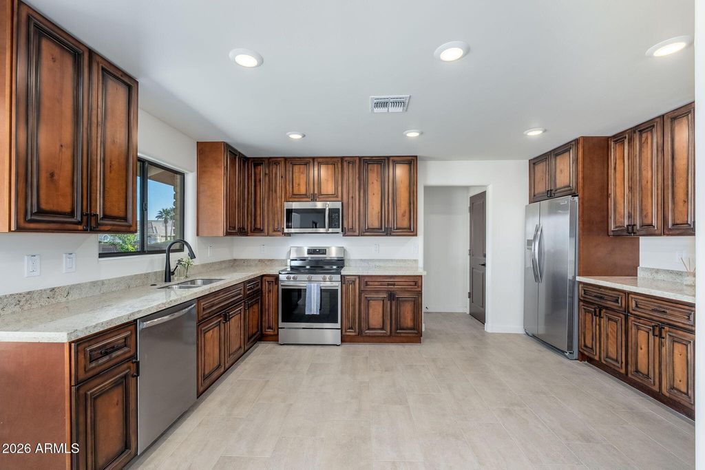 Image 10 of property listing at 10839 N 59TH Avenue, Glendale, AZ 85304