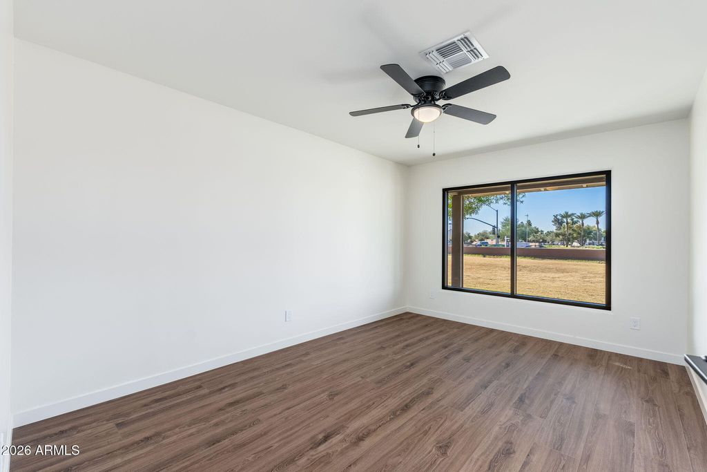 Image 14 of property listing at 10839 N 59TH Avenue, Glendale, AZ 85304