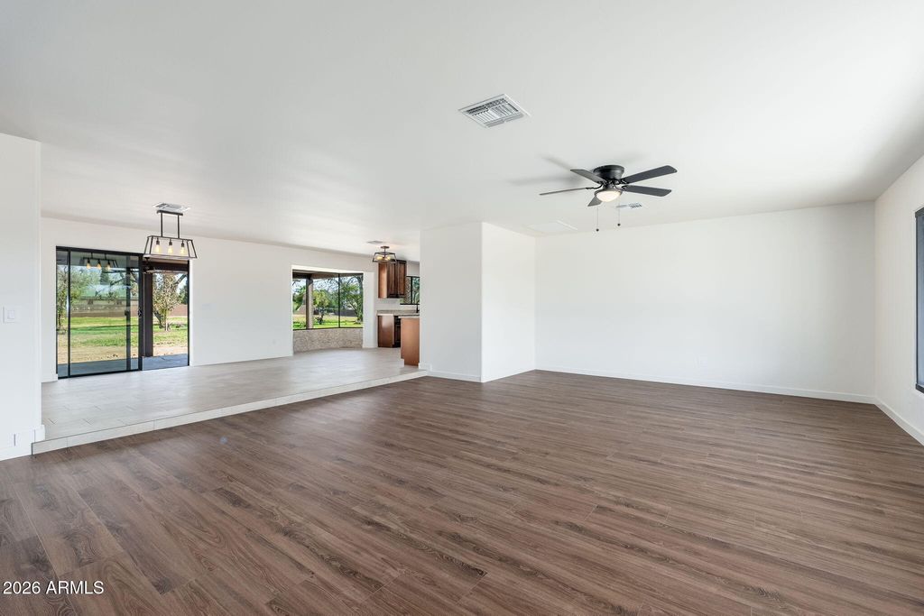 Image 6 of property listing at 10839 N 59TH Avenue, Glendale, AZ 85304