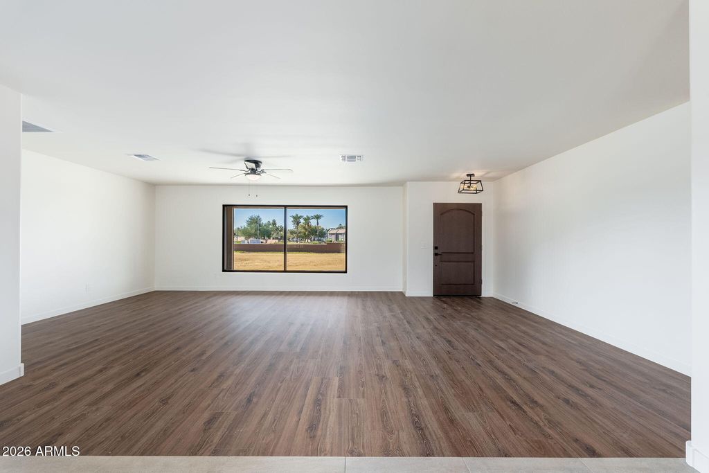 Image 7 of property listing at 10839 N 59TH Avenue, Glendale, AZ 85304