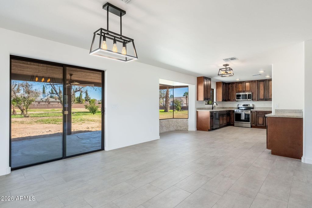 Image 8 of property listing at 10839 N 59TH Avenue, Glendale, AZ 85304