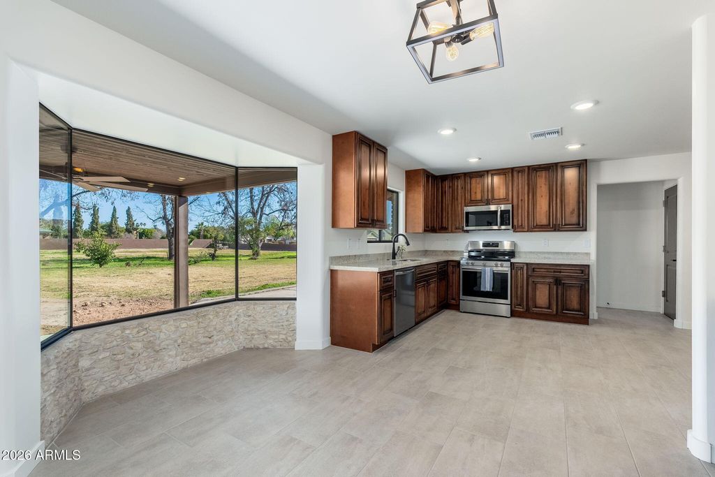 Image 9 of property listing at 10839 N 59TH Avenue, Glendale, AZ 85304
