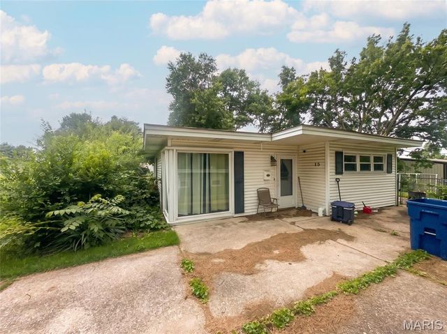 15 Marquette Drive, Florissant, MO 63031