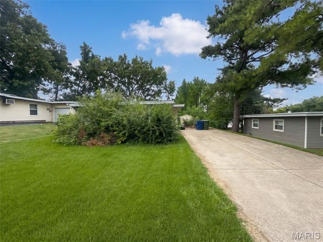 15 Marquette Drive, Florissant, MO 63031