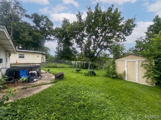15 Marquette Drive, Florissant, MO 63031