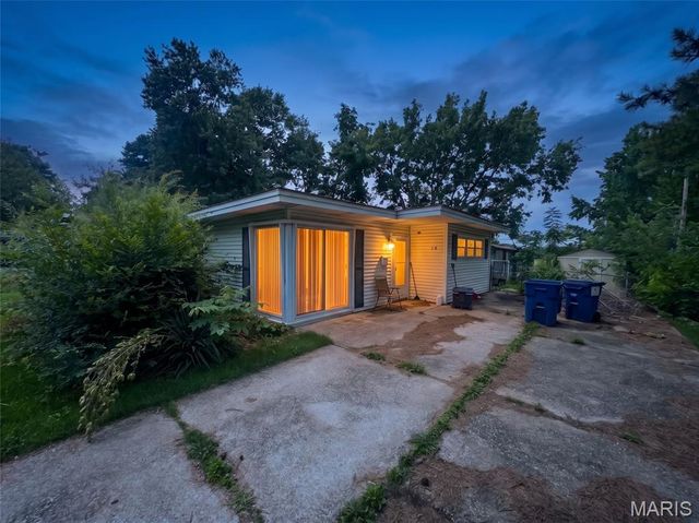 15 Marquette Drive, Florissant, MO 63031
