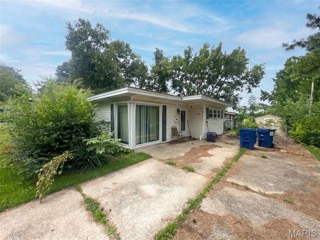 15 Marquette Drive, Florissant, MO 63031