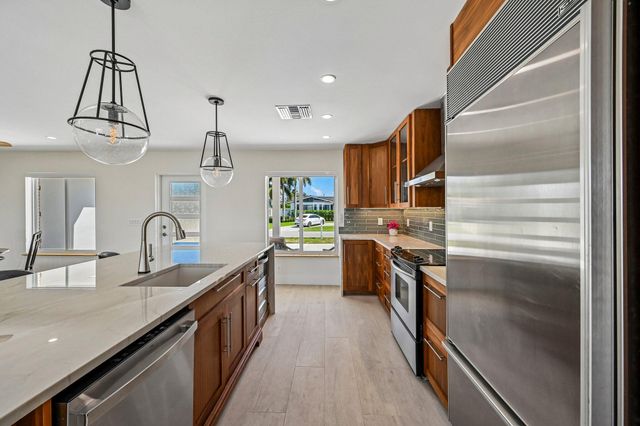 1051 SW 25th Avenue, Boynton Beach, FL 33426