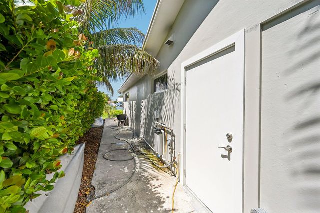 1051 SW 25th Avenue, Boynton Beach, FL 33426