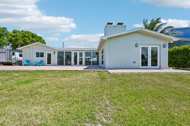 1051 SW 25th Avenue, Boynton Beach, FL 33426