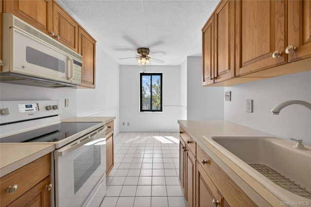 175 Maple Avenue 3G, Westbury, NY 11590