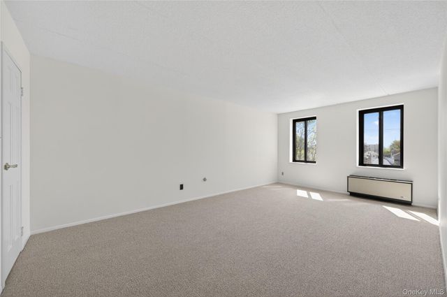 175 Maple Avenue 3G, Westbury, NY 11590