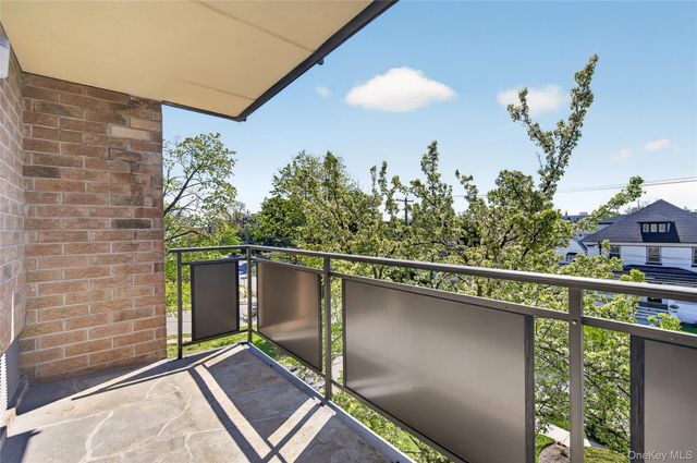 175 Maple Avenue 3G, Westbury, NY 11590