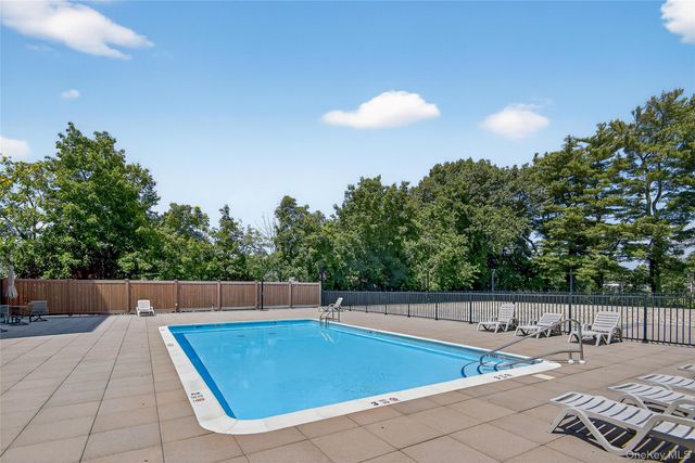 175 Maple Avenue 3G, Westbury, NY 11590