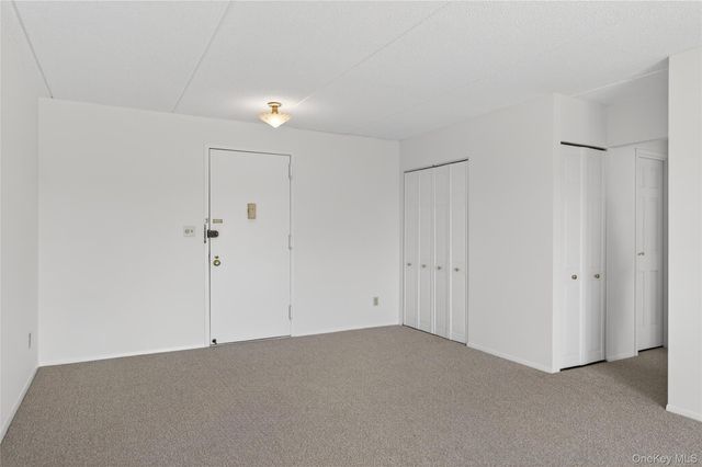 175 Maple Avenue 3G, Westbury, NY 11590